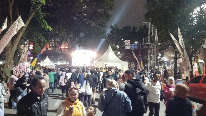 Warga Medan memadati kawasan Jalan Raden Saleh Medan (Farid/detikSumut)