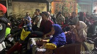 Ratusan warga mulai memadati trotoar dan pinggiran Jalan KH Zainul Arifin Medan. Mereka tampak antusias untuk menunggu momen pergantian tahun dengan melihat pesta kembang api. (Kartika Sari/detikSumut)