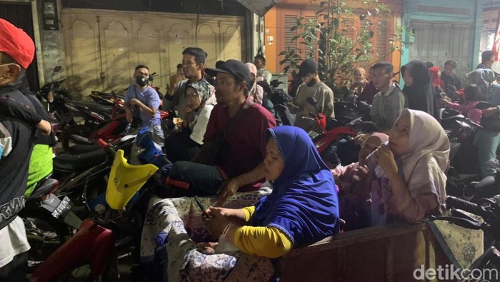 Warga memadati kawasan Jalan Zainul Arifin Medan