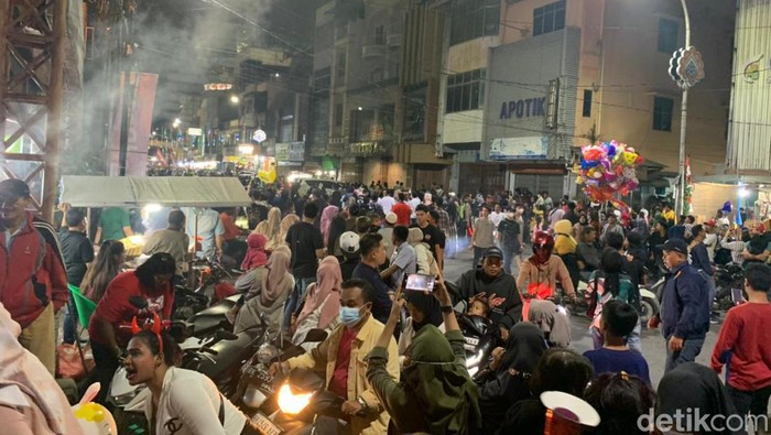 Warga memadati kawasan Jalan Zainul Arifin Medan
