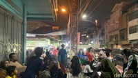 Pihak kepolisian menertibkan arus lalu lintas yang mulai tertutupi oleh ribuan masyarakat yang turun ke tengah jalan. (Kartika Sari/detikSumut)