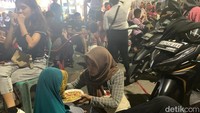 Keramaian warga di Jalan Zainul Arifin menunggu adanya pesta kembang api. (Kartika/detikSumut)