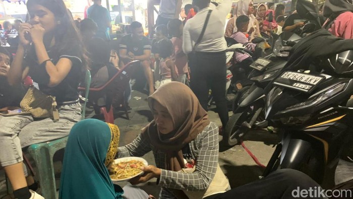 Warga memadati kawasan Jalan Zainul Arifin Medan