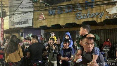 Antusias Warga Medan Menunggu Pesta Kembang Api