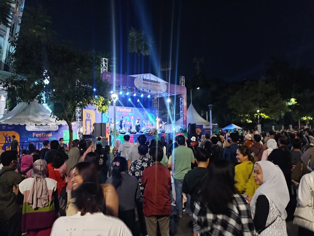 Warga menikmati momen malam tahun baru 2023 di 'Malam Muda-mudi', dekat fX Sudirman, Jakarta, 31 Desember malam, tanpa hujan. (Wildan Nofiansah/detikcom)