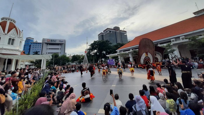 warga menikmati tampilan budaya alun-alun suroboyo jelang malam tahun baru