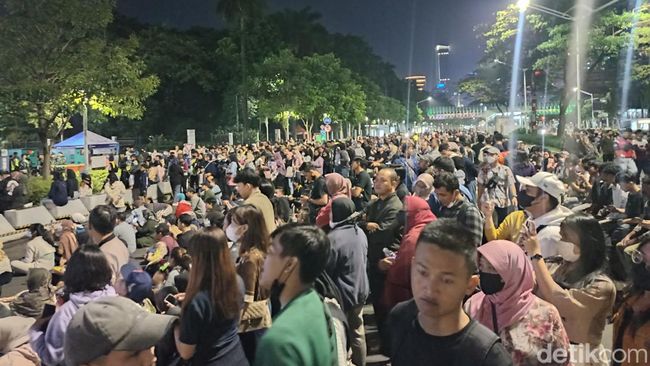 Warga padati jalanan depan FX Sudirman (Wildan Noviansyah/detikcom)