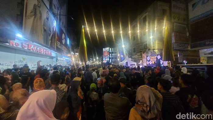 Warga padati kawasan Malioboro Tasikmalaya jelang pergantian tahun.