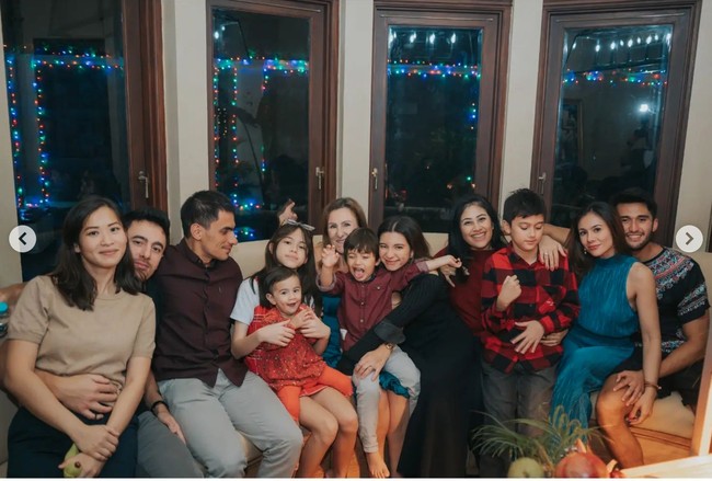 Terlihat Wulan berkumpul bersama keluarga besarnya. Sang kekasih, Sabda Ahessa pun tampak selalu setia menemani Wulan merayakan Natal bersama keluarganya. Foto: Instagram/@wulanguritno