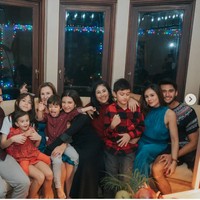 Terlihat Wulan berkumpul bersama keluarga besarnya. Sang kekasih, Sabda Ahessa pun tampak selalu setia menemani Wulan merayakan Natal bersama keluarganya. Foto: Instagram/@wulanguritno