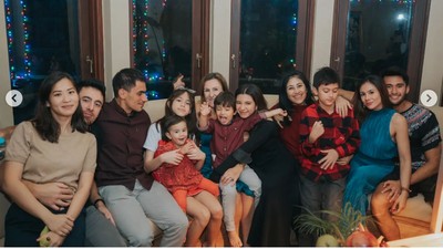 8 Foto Terbaru Wulan Guritno Rayakan Natal, Pose Pangkuan Bareng Pacar Disorot