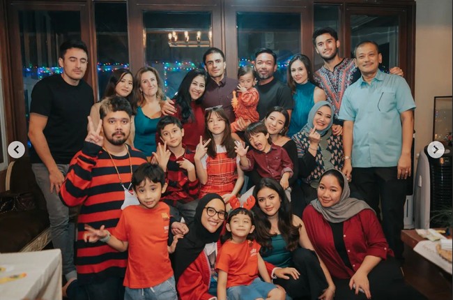 Dalam unggahan sebelumnya Wulan juga sempat memberikan penjelasan kepada warganet yang heboh bertanya terkait agama yang dianutnya. Wulan mengatakan jika dirinya beragama muslim namun merayakan Natal untuk menemani ibu dan adiknya yang merayakan. Foto: Instagram/@wulanguritno