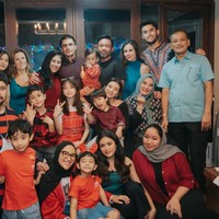 Dalam unggahan sebelumnya Wulan juga sempat memberikan penjelasan kepada warganet yang heboh bertanya terkait agama yang dianutnya. Wulan mengatakan jika dirinya beragama muslim namun merayakan Natal untuk menemani ibu dan adiknya yang merayakan. Foto: Instagram/@wulanguritno