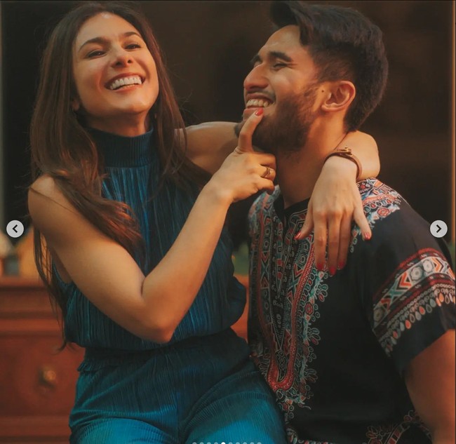 Dari foto-foto yang dibagikan itu rupanya ada 1 yang cukup mencuri atensi, yaitu saat Wulan pose berpangkuan dengan Sabda Ahessa. “Wah sdh pangku pangkuan, kecewa penonton,” komentar @birmanwarganegara. Foto: Instagram/@wulanguritno