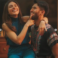 Dari foto-foto yang dibagikan itu rupanya ada 1 yang cukup mencuri atensi, yaitu saat Wulan pose berpangkuan dengan Sabda Ahessa. “Wah sdh pangku pangkuan, kecewa penonton,” komentar @birmanwarganegara. Foto: Instagram/@wulanguritno