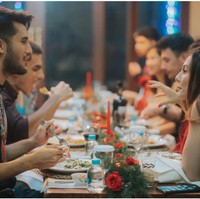Wulan dan Sabda tampaknya memang sudah tak malu-malu lagi memamerkan kemesraan keduanya di depan keluarga. Bak sepasang kekasih yang dimabuk asmara, keduanya terlihat nempel terus. Foto: Instagram/@wulanguritno