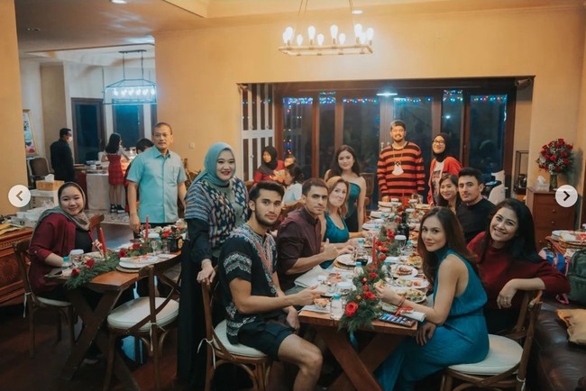 Ibunda Sabda Ahessa, Shanty juga tampak hadir dan mengikuti perayaan Natal bersama keluarga Wulan. Keluarga Wulan dan Sabda tampak sudah begitu dekat. Foto: Instagram/@wulanguritno