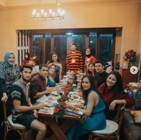 Ibunda Sabda Ahessa, Shanty juga tampak hadir dan mengikuti perayaan Natal bersama keluarga Wulan. Keluarga Wulan dan Sabda tampak sudah begitu dekat. Foto: Instagram/@wulanguritno