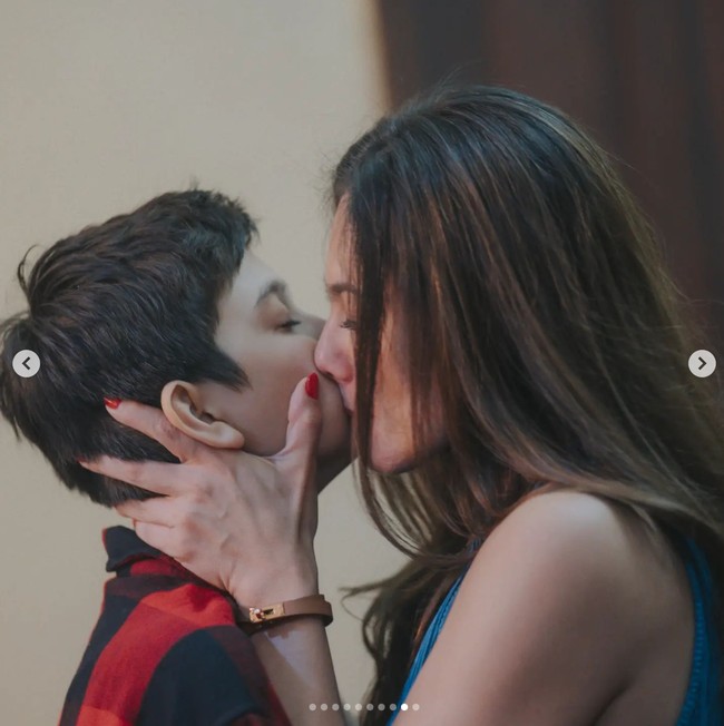 Wulan juga tampak mengajak anak-anaknya untuk merayakan Natal bersama keluarga. Terlihat dalam foto Wulan mencium sang anak dengan penuh kasih sayang. Foto: Instagram/@wulanguritno