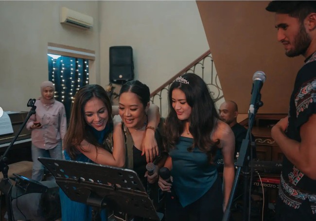 Untuk memeriahkan acara Wulan juga tampak bernyanyi bersama keluarganya. Ekspresi bahagia tampak jelas menghiasi wajah Wulan. Foto: Instagram/@wulanguritno