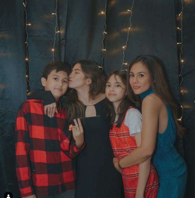 Bukan kali pertama, sebelumnya Wulan juga sempat membagikan foto-fotonya merayakan Natal bersama keluarga. Berbeda dengan sebelumnya, kali ini Wulan terlihat lebih formal dengan mengenakan dress berwarna biru. Foto: Instagram/@wulanguritno