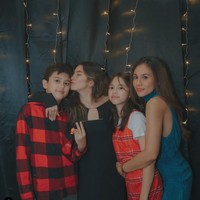 Bukan kali pertama, sebelumnya Wulan juga sempat membagikan foto-fotonya merayakan Natal bersama keluarga. Berbeda dengan sebelumnya, kali ini Wulan terlihat lebih formal dengan mengenakan dress berwarna biru. Foto: Instagram/@wulanguritno