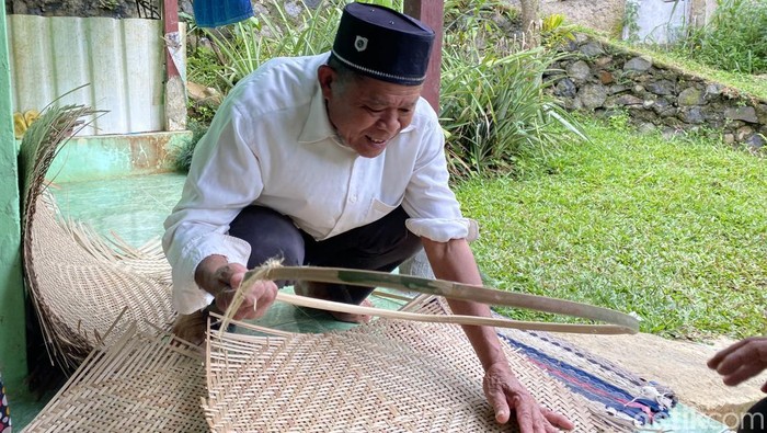 Abah Jajang, perajin bambu di Sukabumi.