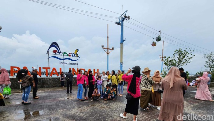 Hari libur pergantian tahun dimanfaatkan warga untuk plesir ke sejumlah objek wisata. Pantai Indah Ancol salah satunya.