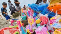 Hal ini membawa berkah bagi para pedagang mainan.