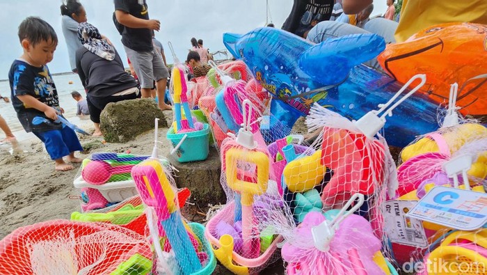 Banyaknya pengunjung yang datang ke Pantai Indah Ancol, Jakarta, membawa berkah bagi para pedagang. Dagangan mereka laris manis.