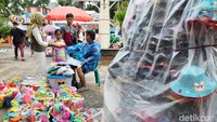 Dagangan mereka diserbu warga yang ingin bermain di pantai.