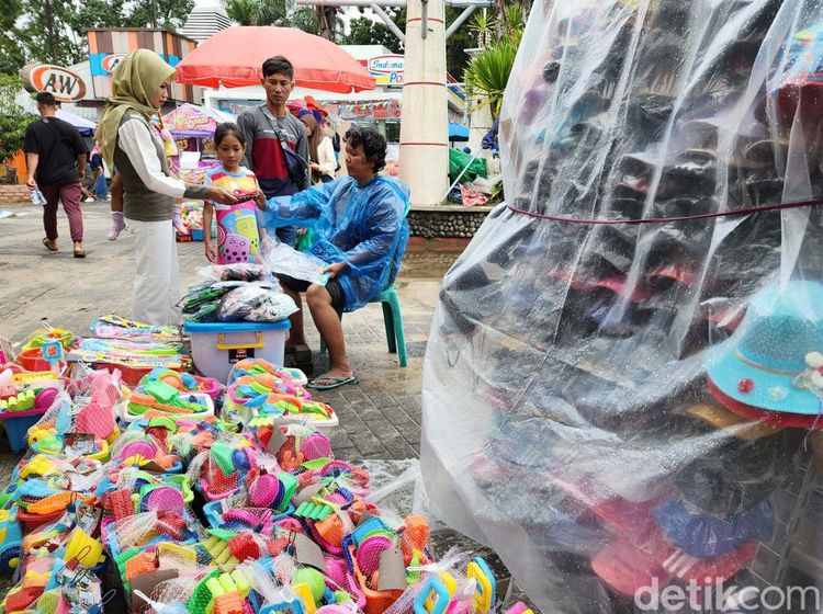 Ancol Ramai Pengunjung, Pedagang Mainan Laris Manis
