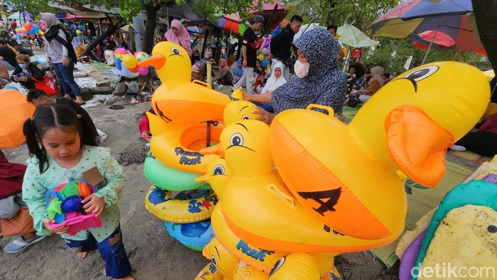 Banyaknya pengunjung yang datang ke Pantai Indah Ancol, Jakarta, membawa berkah bagi para pedagang. Dagangan mereka laris manis.