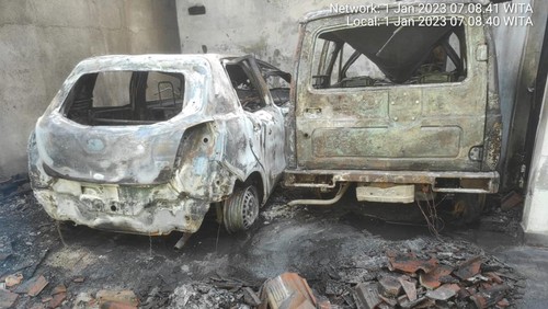 Api melalap garasi di rumah warga bernama Anak Agung Made Ardana di Jalan Gunung Tangkuban Perahu Gang Angsa, Padangsambian, Denpasar, Bali, Minggu (1/1/2023) dini hari.