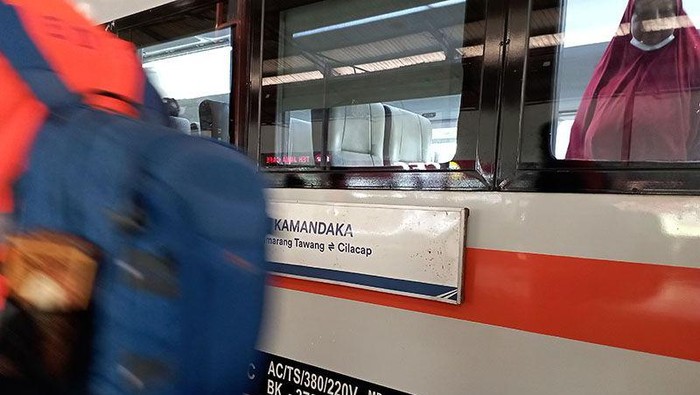 Arsip foto - KA 225A Kamandaka relasi Semarang Tawang-Tegal-Purwokerto-Cilacap saat berhenti di Stasiun Purwokerto. ANTARA/Sumarwoto