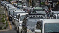 Kepadatan kendaraan terlihat di jalan protokol di Cileunyi, Kabupaten Bandung, Jawa Barat, Minggu (1/1/2023).
