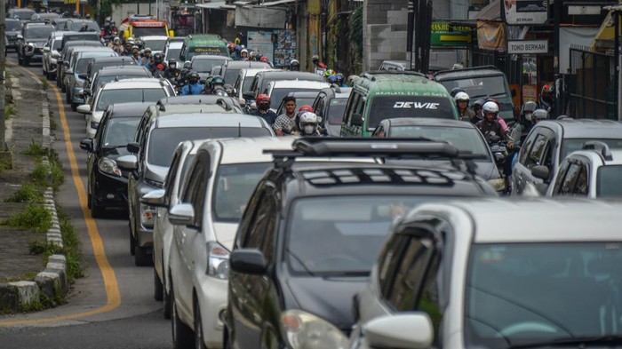 Kepadatan kendaraan di Cileunyi, Kabupaten Bandung, Jawa Barat, Minggu (1/1/2023). Wakapolri Komjen Pol Gatot Eddy Pramono memprediksi puncak arus liburan balik Natal 2022 dan Tahun Baru 2023 akan terjadi pada hari ini (1/1/2023) sore hingga malam hari. ANTARA FOTO/Raisan Al Farisi/rwa.