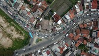 Foto udara kepadatan kendaraan di wilayah pintu keluar Tol Cileunyi, Kabupaten Bandung, Jawa Barat, Minggu (1/1/2023).