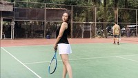 Olahraga yang menjadi hobinya adalah tenis. Olahraga ini sudah lama ia lakukan sehingga sering kali dirinya membagikan momen sedang bermain tenis bersama kerabatnya. (Instagram @aurakasih)  