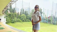 Agar mendapatkan tubuh yang sehat, Aura Kasih melakukan berbagai jenis olahraga. Tahun ini ia mengaku sedang menggemari olahraga golf. “nyoba golep, allhamdulillah yang di pukul gak cuma angin,” tulisnya pada unggahan Instagramnya pada Mei lalu. (Instagram @aurakasih)  