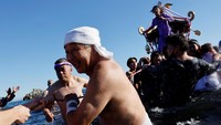 Sebagai kuil portabel, mikoshi juga biasanya dibangun menyerupai miniatur kuil yang bersangkutan. Mulai dari atap, dinding, hingga pilar-pilarnya akan dibuat serupa. Mikoshi juga biasanya memiliki 2, 4, hingga 6 tiang. Tiang-tiang inilah yang nantinya akan digunakan untuk membawa mikoshi di bahu. Tak main-main, berat mikoshi dapat mencapai lebih dari 1 ton.