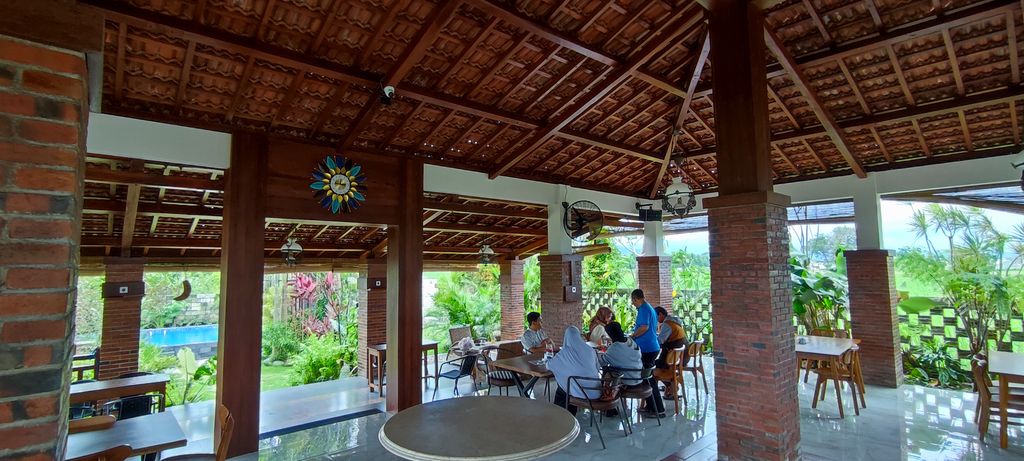 Bale Bungah Resto Tengah Sawah