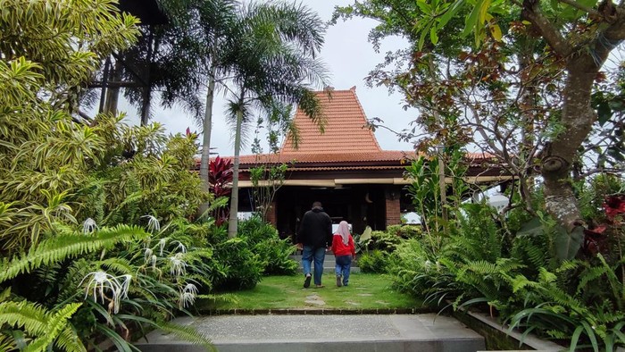 Bale Bungah Resto Tengah Sawah