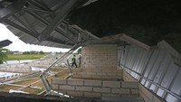 Pekerja merapikan atap bangunan pasar yang ambruk di Juntinyuat, Indramayu, Jawa Barat, Senin (1/1/2023).