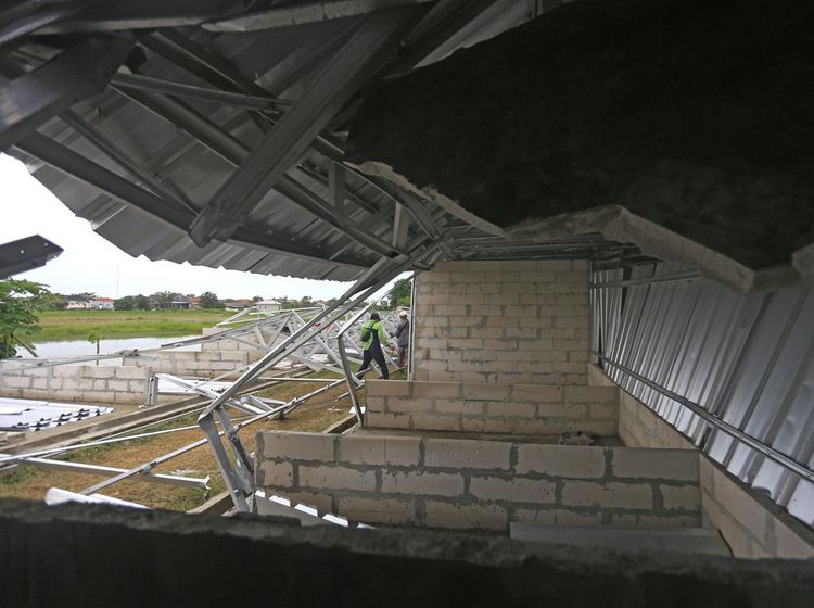 Bangunan Pasar di Indramayu Ambruk Diterjang Angin Kencang