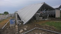 Begini kondisi atap bangunan pasar yang ambruk di Juntinyuat, Indramayu, Jawa Barat, Senin (1/1/2023).