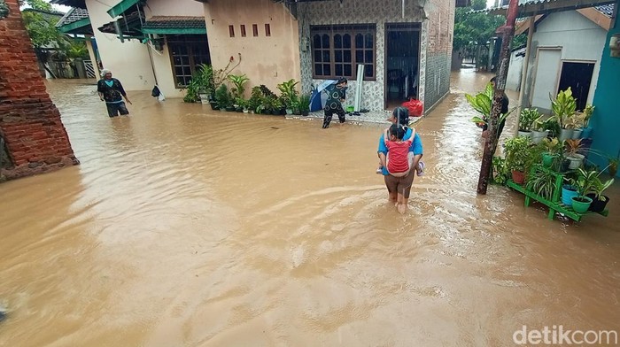 Banjir di Desa Doropayung, Kecamatan Juwana, Pati, terus meninggi karena curah hujan tinggi, Minggu (1/1/2023). Ini merupakan kali kedua desa itu terendam banjir sebulan terakhir.