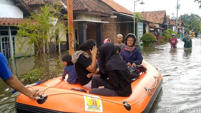 Banjir di Desa Pacar, Kecamatan Tirto, Kabupaten Pekalongan, Minggu (1/1/2023).