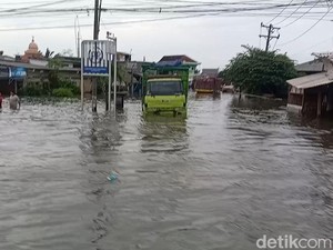 Kondisi Terkini Jalan Kaligawe Semarang yang Lumpuh gegara Banjir