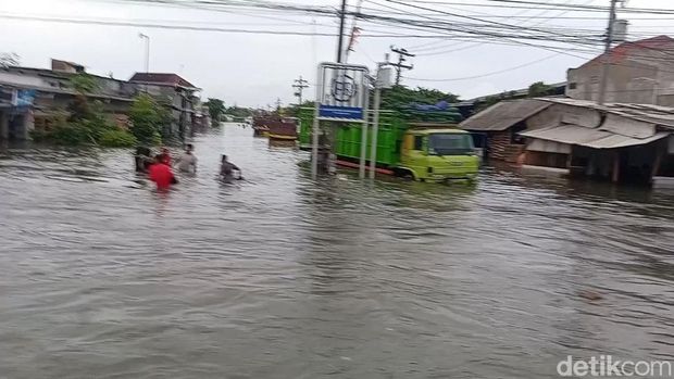 Banjir di Jalan Kaligawe, Kota Semarang, Minggu (1/1/2023) sore.